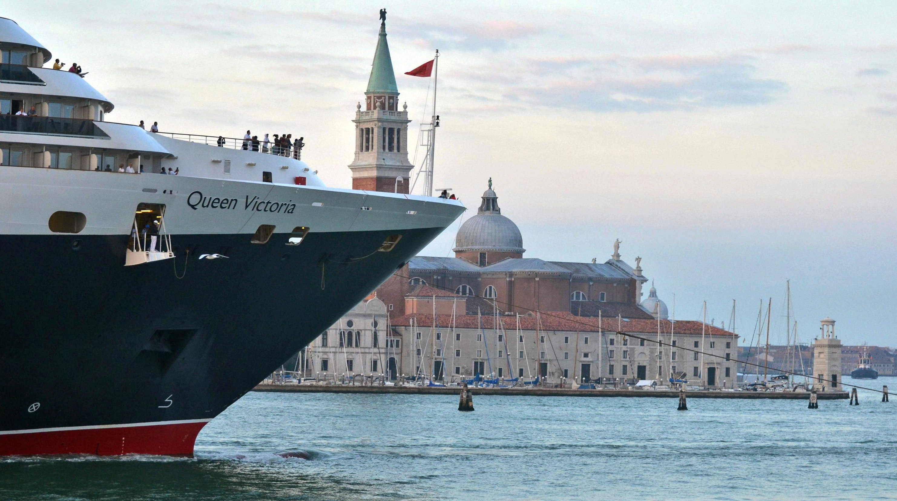 Un gran buque en la laguna de Venecia.