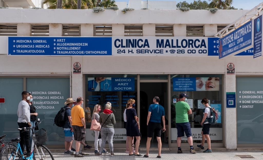 Turistas, en su gran mayora alemanes, hacen cola esta semana en una clnica de Mallorca.