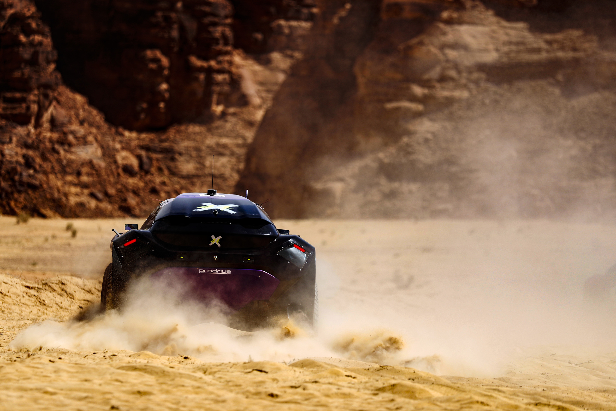 El coche de Loeb y Gutiérrez, en el desierto de Al Ula.