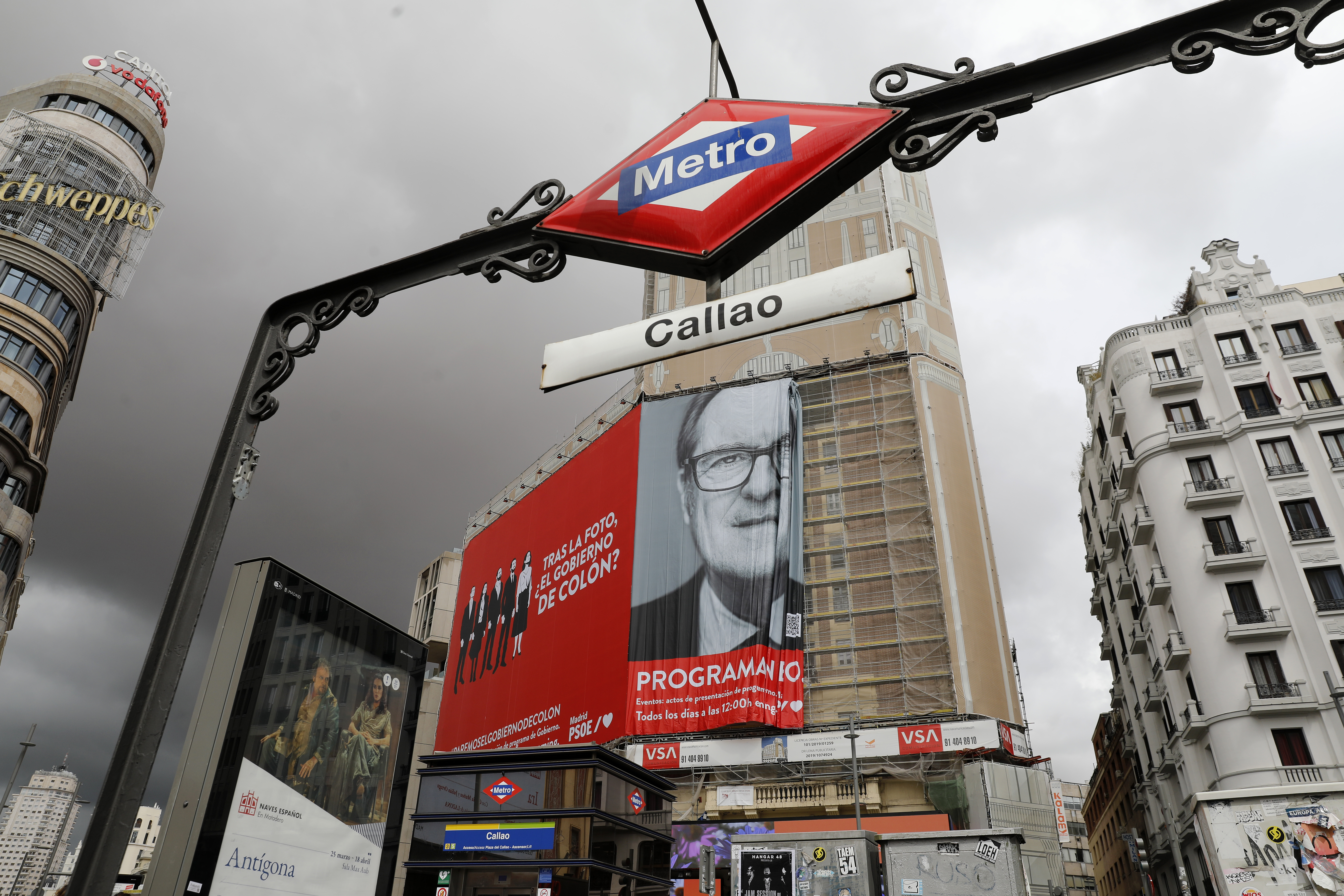 Pancarta con la imagen de Gabilondo en Callao, Madrid.
