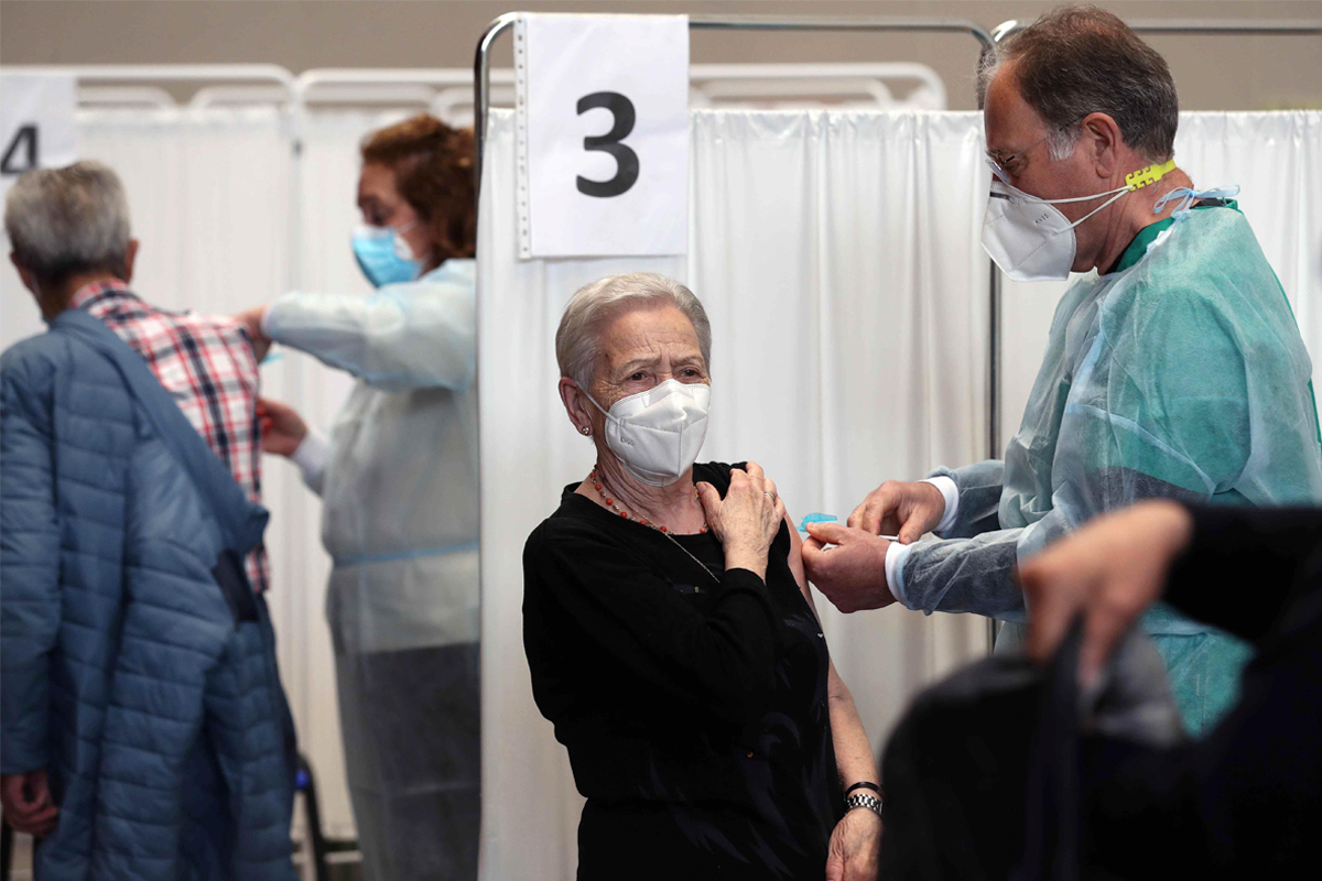 Enfermeros jubilados voluntarios vacunan contra el covid 19 en el centro de vacunacin instalado en el Palacio de Deportes de Gijn.