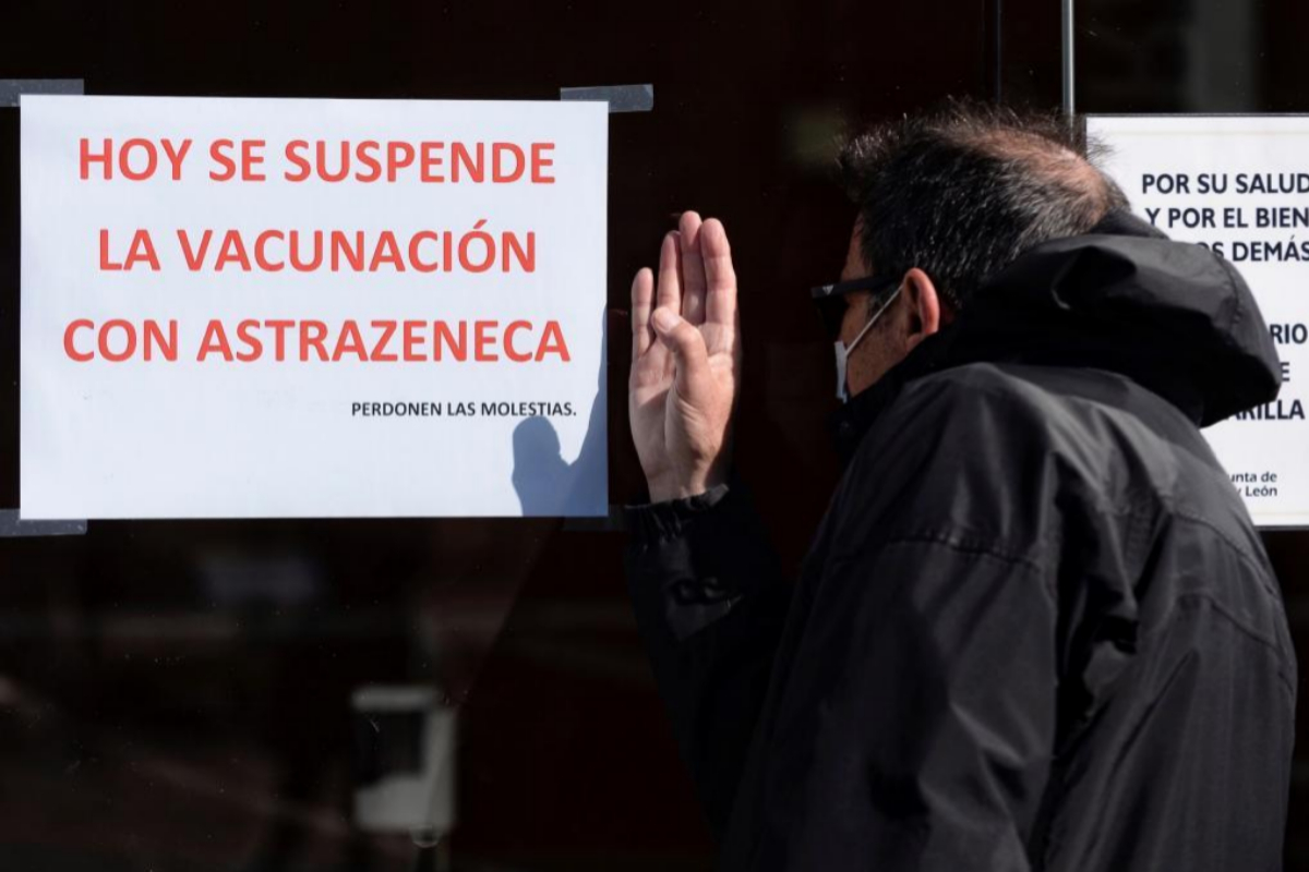 Un cartel informa de la suspensión de la vacunación con AstraZeneca en Castilla y León.