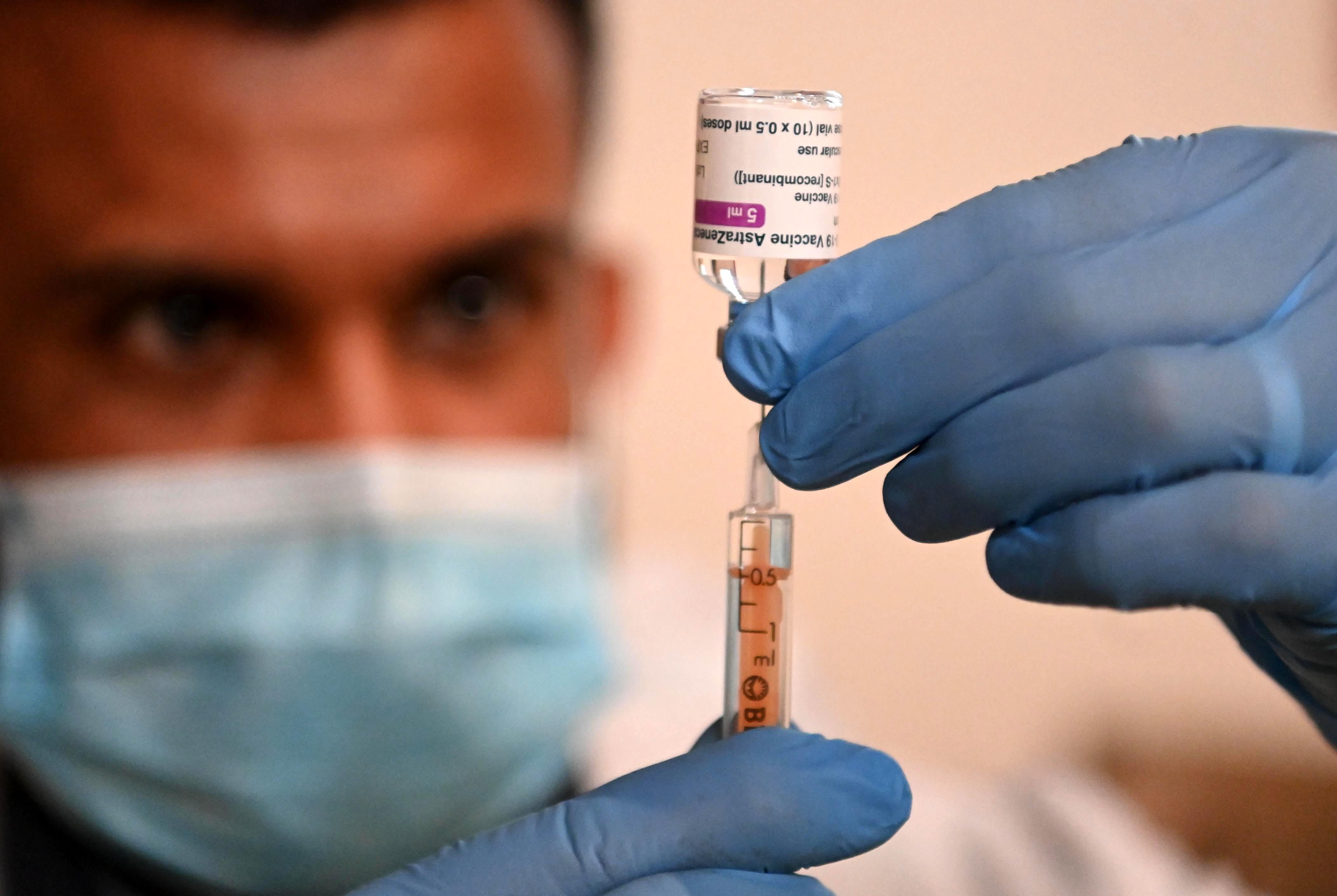 Un sanitario prepara la vacuna de AstraZeneca en un centro de Londres.