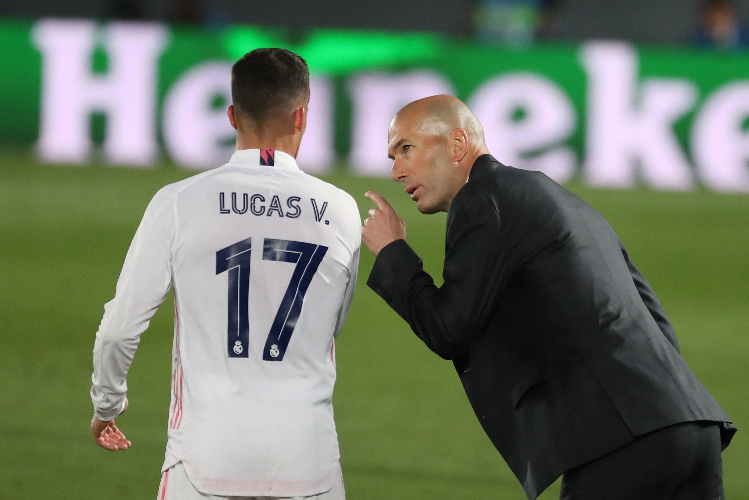 Zidane da instrucciones a Lucas Vzquez.