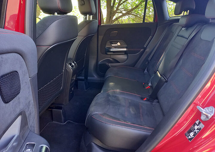 La amplitud define el interior del GLA 250 e como puede observarse en los asientos traseros.