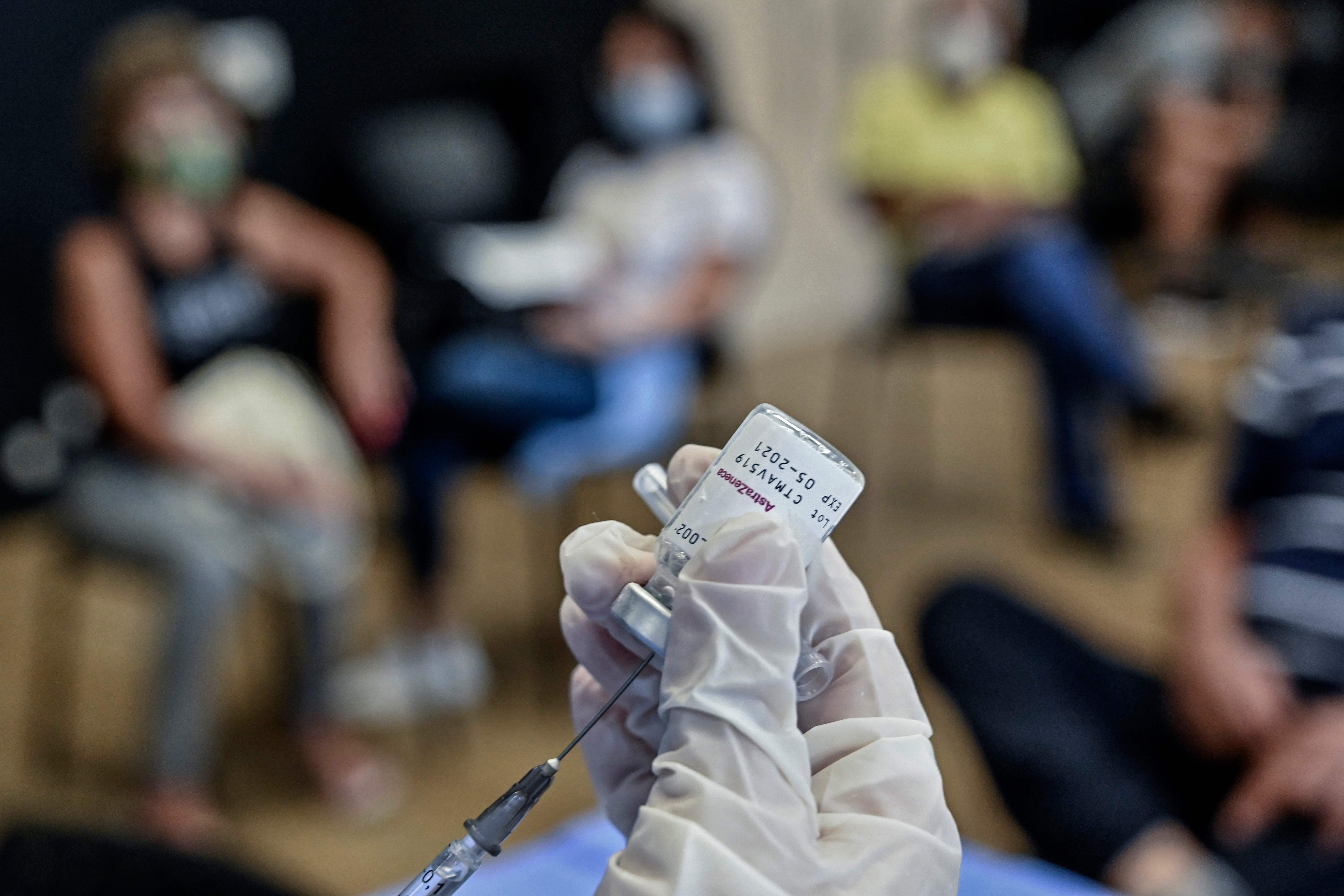 Una enfermera prepara una dosis de la vacuna de AstraZeneca en Medellín (Colombia).