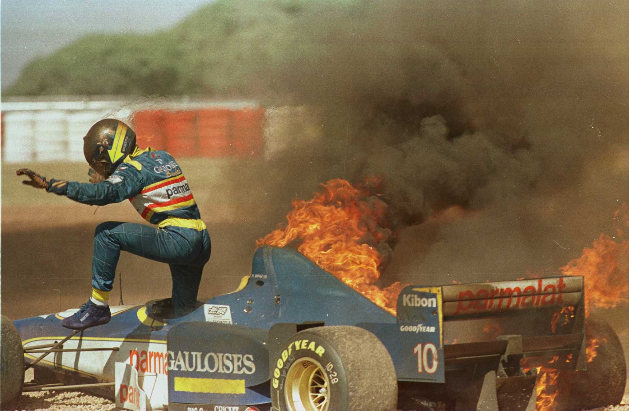 Diniz sale del Ligier en llamas, en el GP de Argentina de 1996.