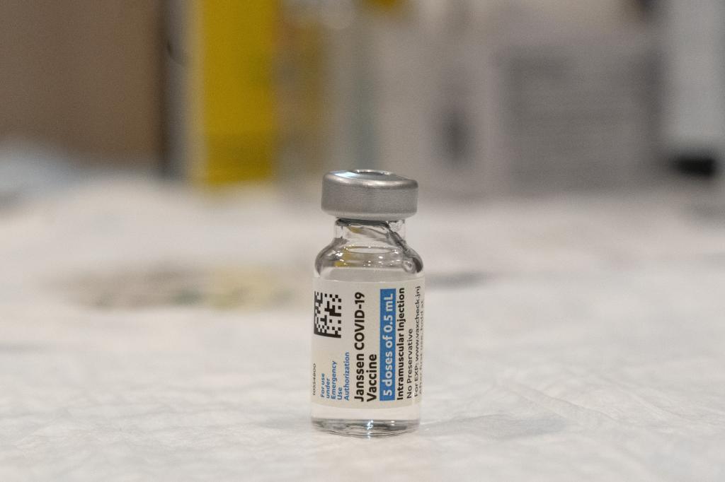 Un vial de la vacuna de Janssen, listo para ser usado en Nueva York