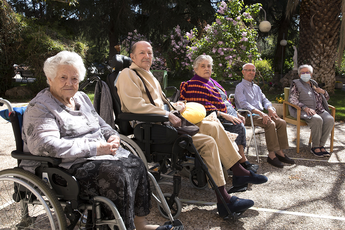 Los cinco abuelos de la residencia San Francisco de Paula que participan en el reportaje.