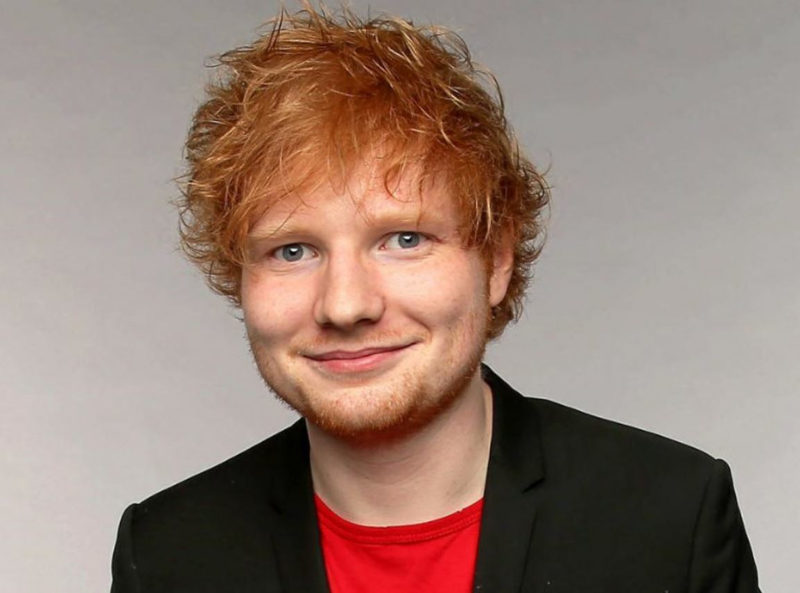 El cantante Ed Sheeran luce un pelo pelirrojo.