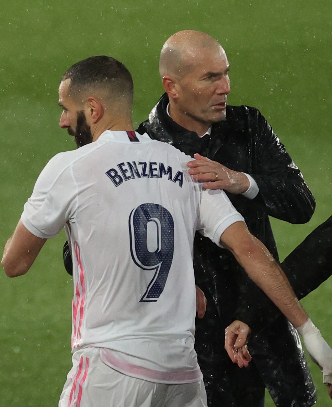 Zidane felicita a Benzem durante el clsico del sbado.