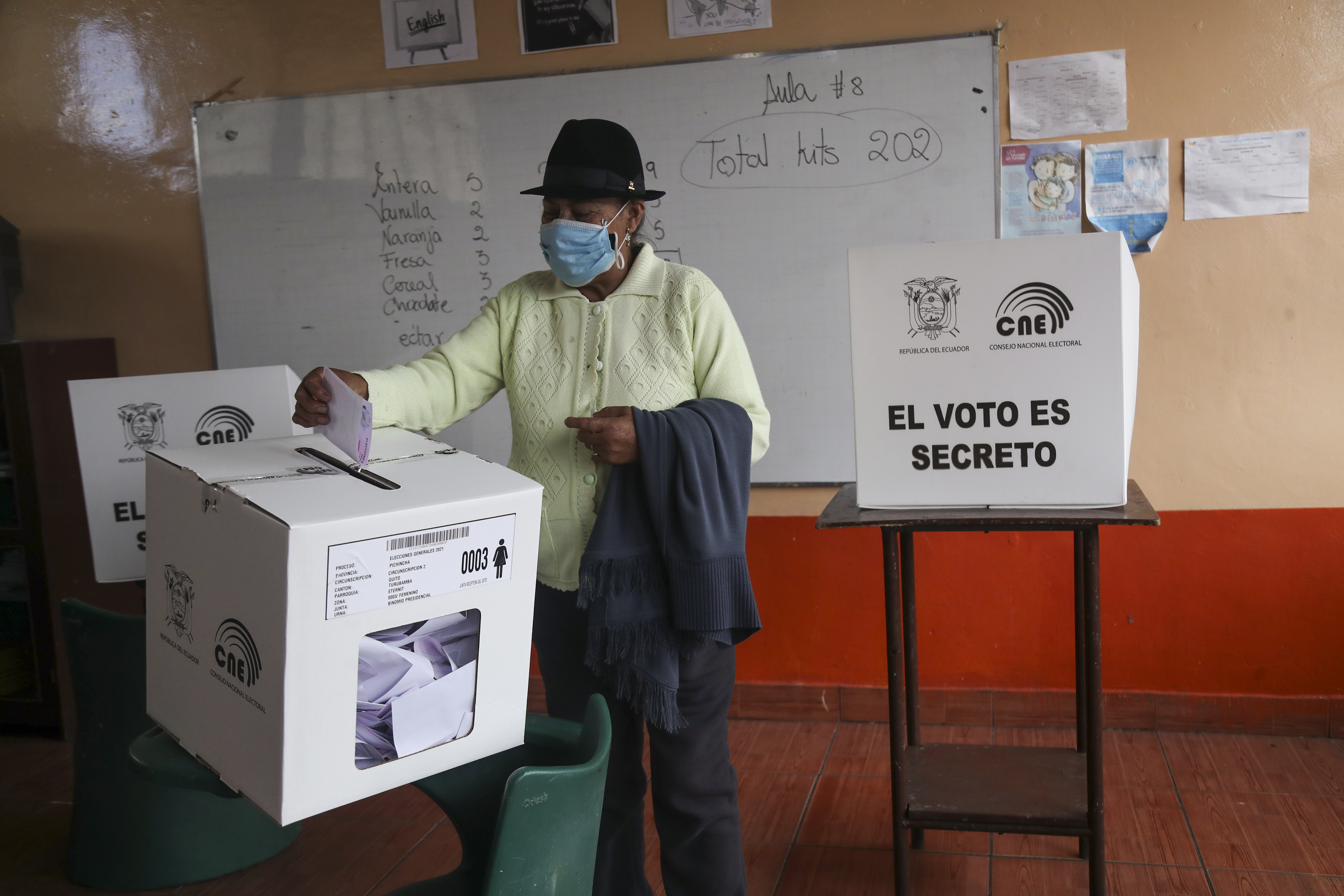 Un hombre introduce su voto, en Quito.