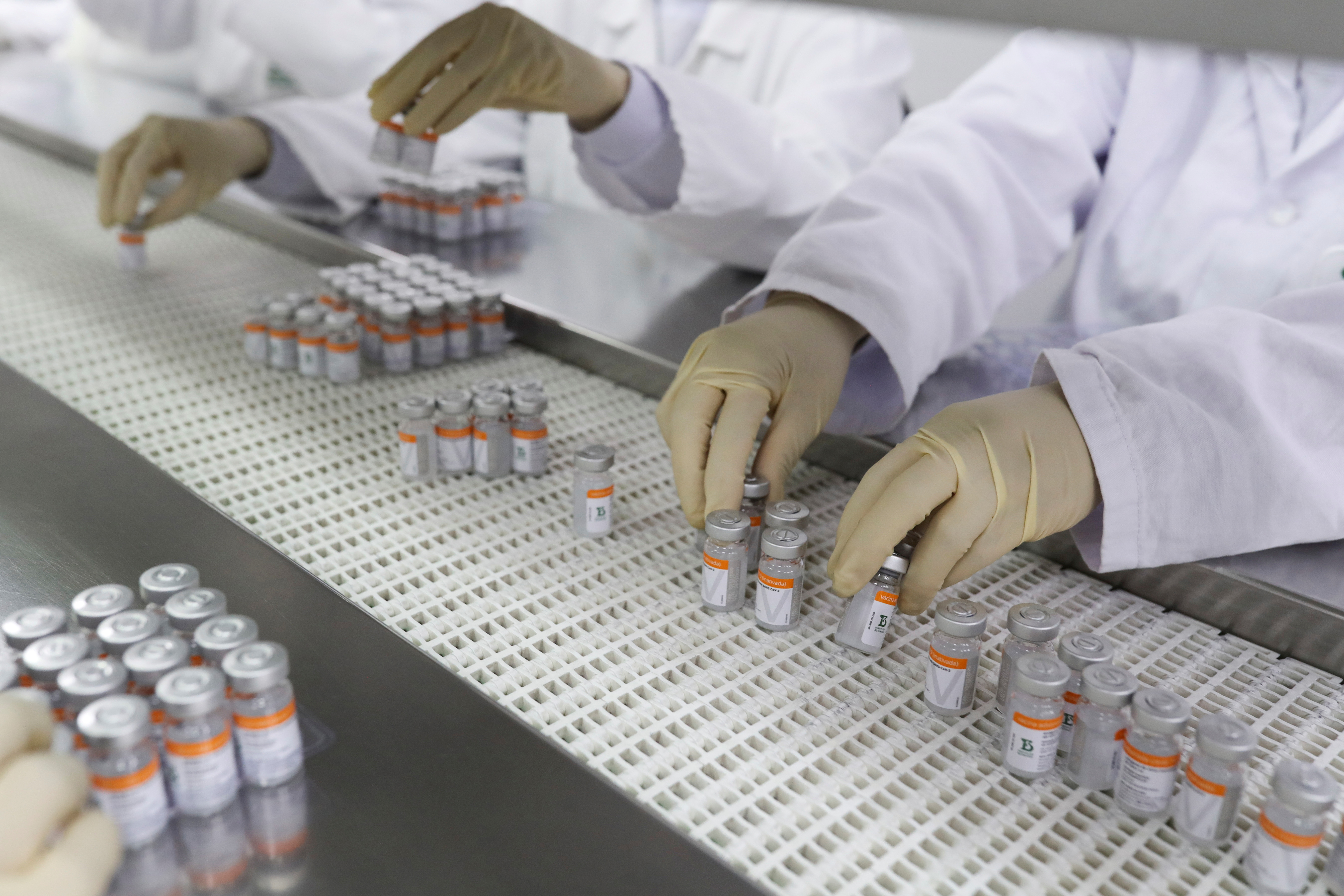 Sanitarios preparan los viales de la vacuna china contra el coronavirus, CoronaVac, en Sao Paulo, Brasil.
