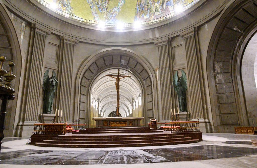 El interior de la basílica del Valle de los Caídos tras las obras realizadas después de la exhumación de Franco.