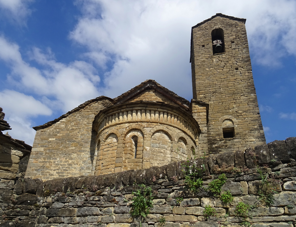 Iglesia romnica de San Martn en el pueblo de Olivn.