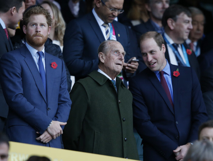 El duque de Edimburgo junto a sus nietos Harry y Guillermo, en una imagen de 2015.