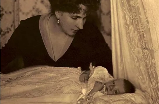 La reina Victoria Eugenia de Battenber con un príncipe Alfonso recién nacido.