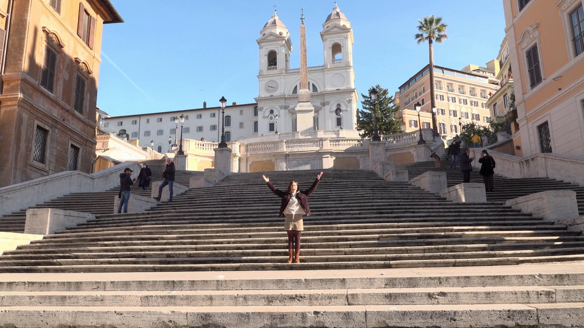 Laura Mart, en una Piazza di Spagna desierta, en Roma