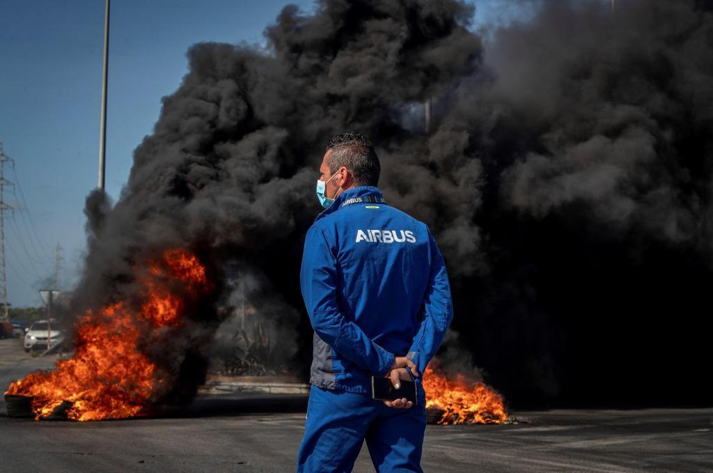 Un trabajador de Airbus, delante de una hoguera, durante la protesta de este martes en la planta de Puerto Real.