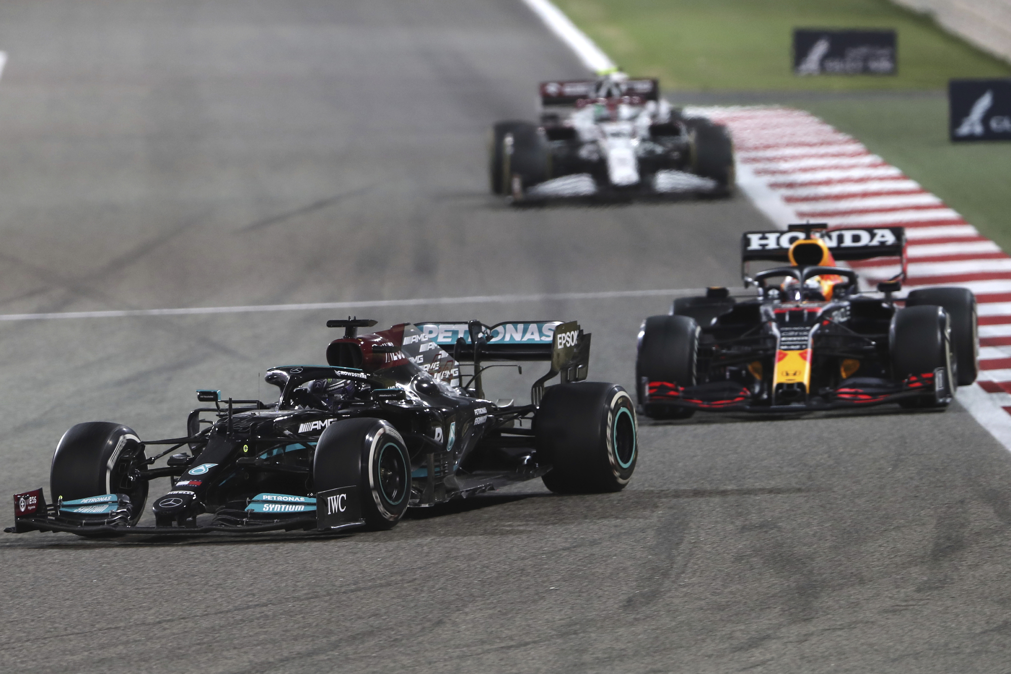 Hamilton, delante de Verstappen, en el GP de Bahrein.