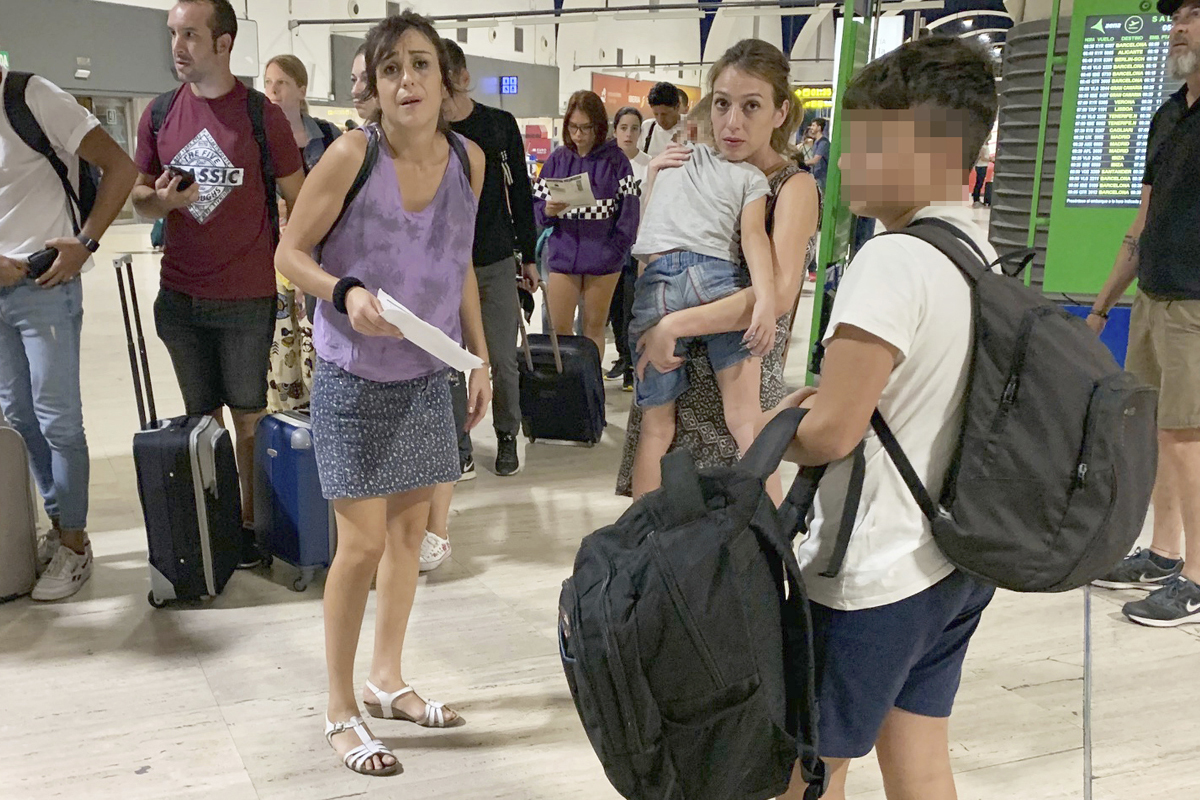 Juana Rivas, con sus hijos, en el aeropuerto de Sevilla, en 2019.