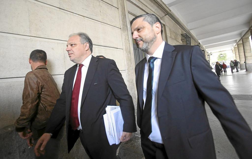 El ex director de Mercasevilla, Fernando Mellet, junto a su abogado en los juzgados de Sevilla.