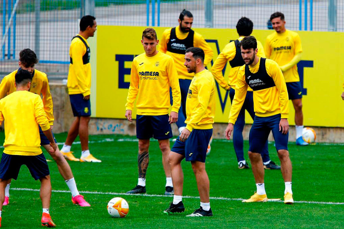 Los jugadores del Villarreal, durante el entrenamiento previo al partido de este jueves.