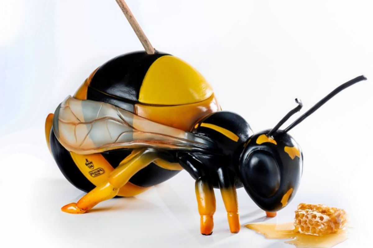 Los nuevos cócteles de Diego Cabrera en Salmon Guru se sirven en recipientes tan curiosos como una abeja gigante.