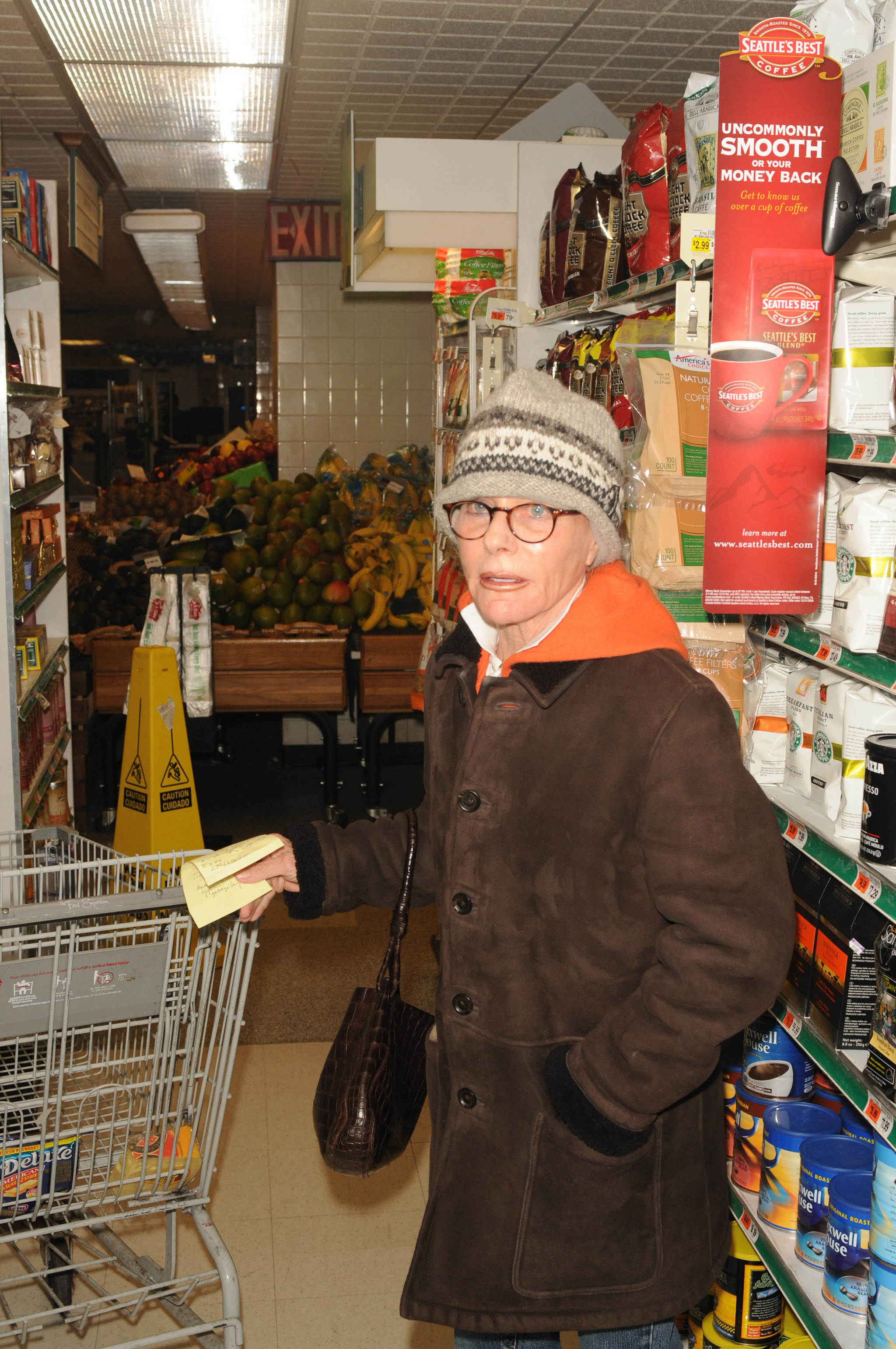 Ruth Madoff, haciendo la compra en un supermercado.
