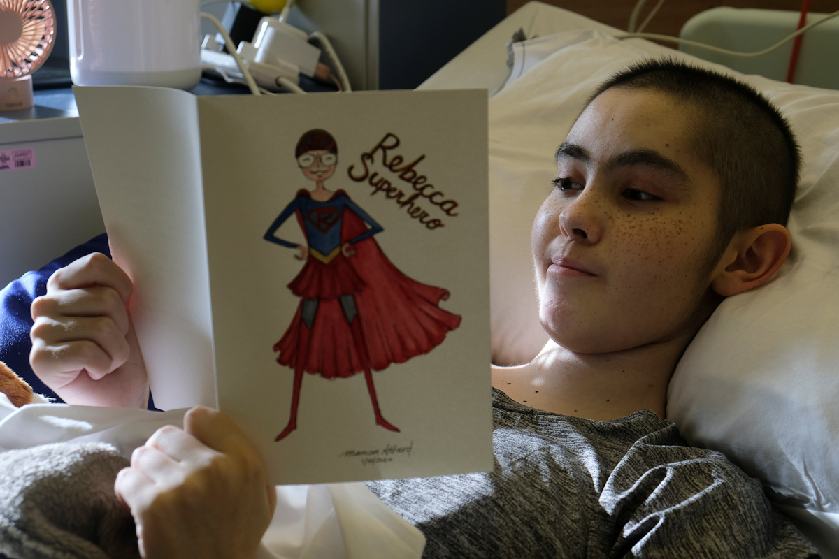 En el hospital, leyendo 'Rebecca Superheroe'.