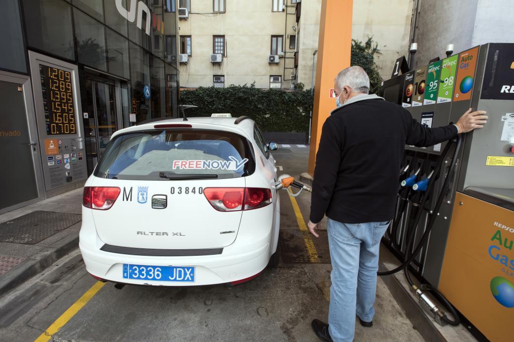 Un taxista reposta en una gasolinera de Madrid.