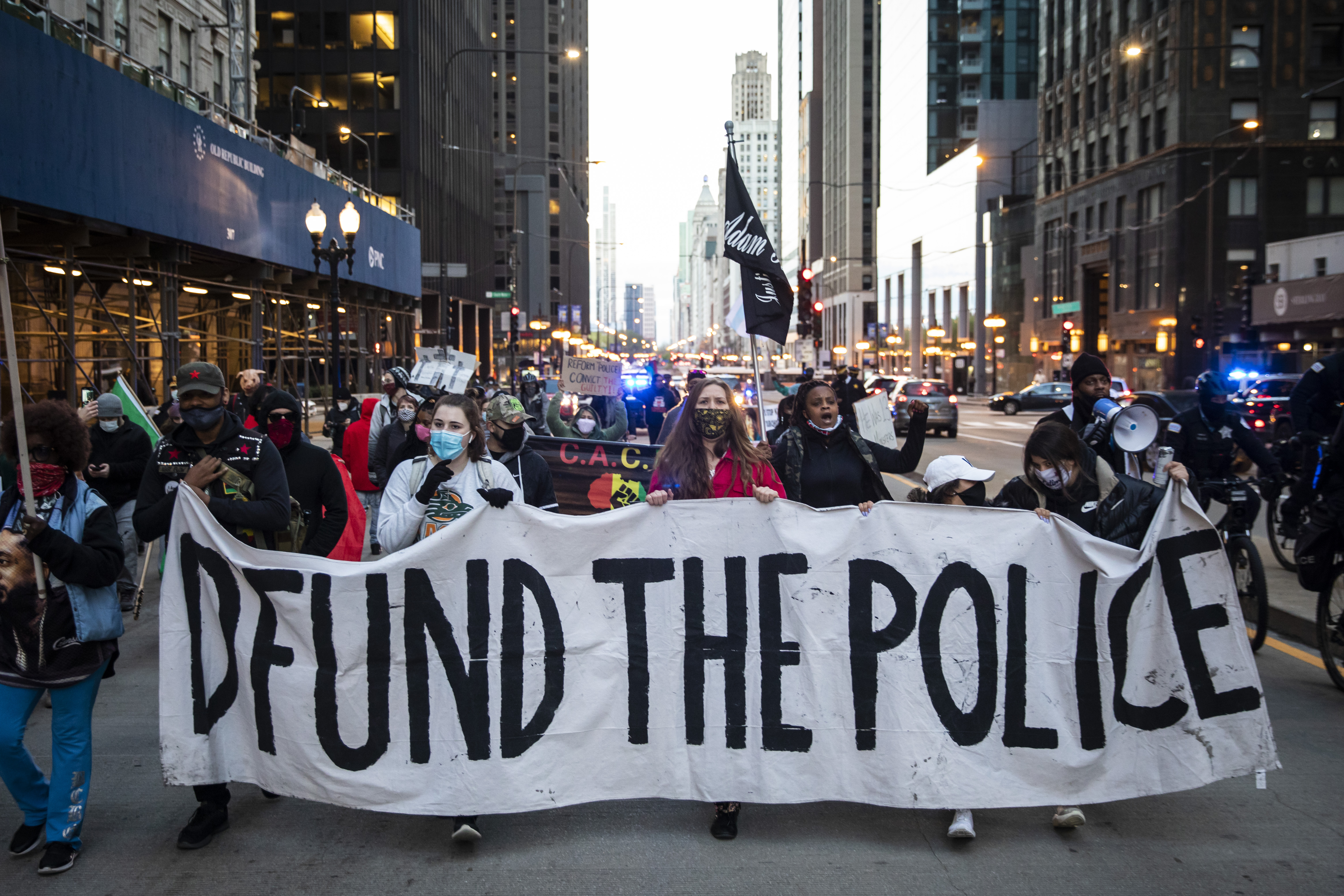 Manifestantes protestan por la muerte de Adam Toledo, este jueves, en Chicago.