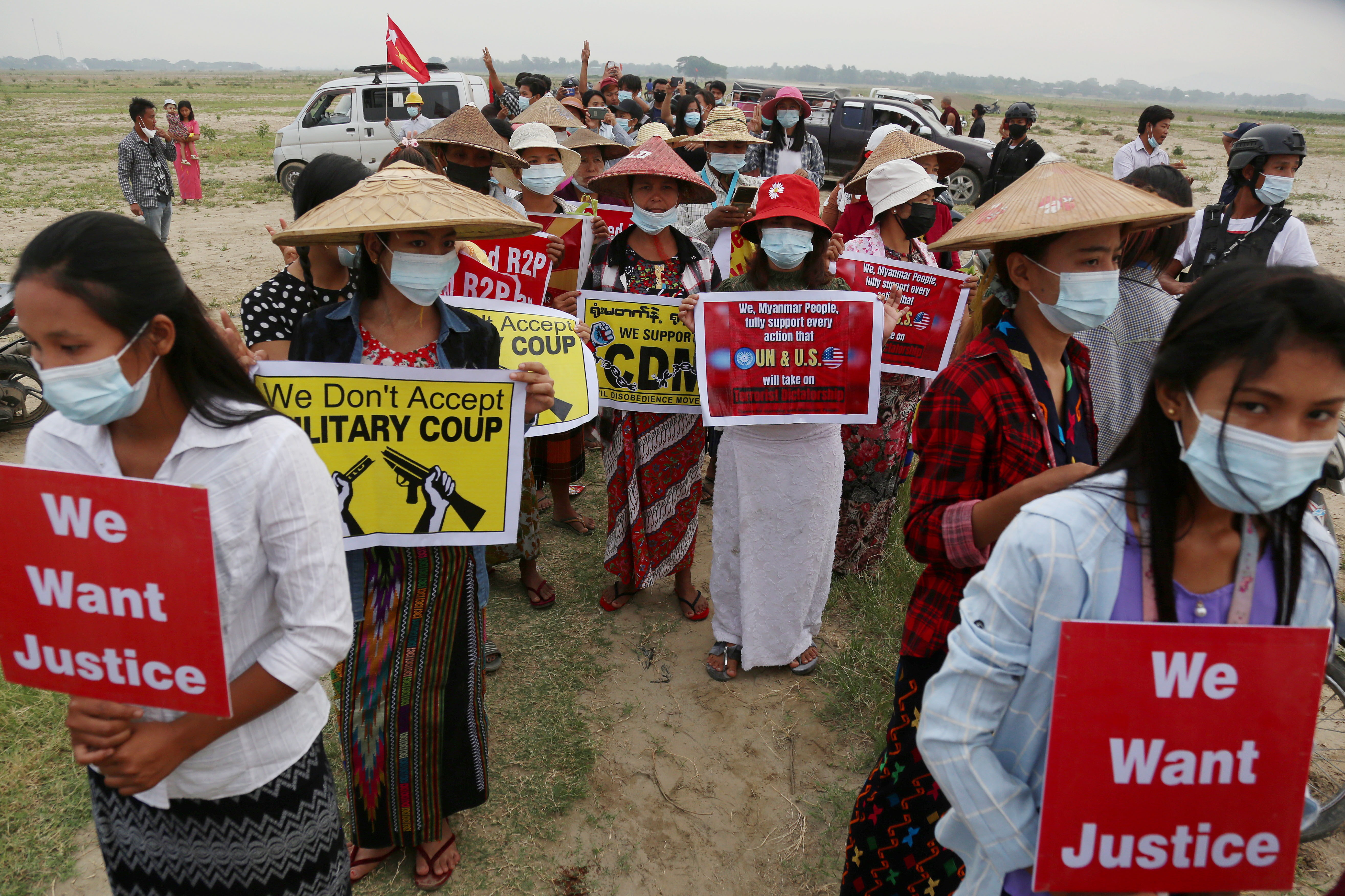 Manifestantes contrarios a los militares, en Mandalay.