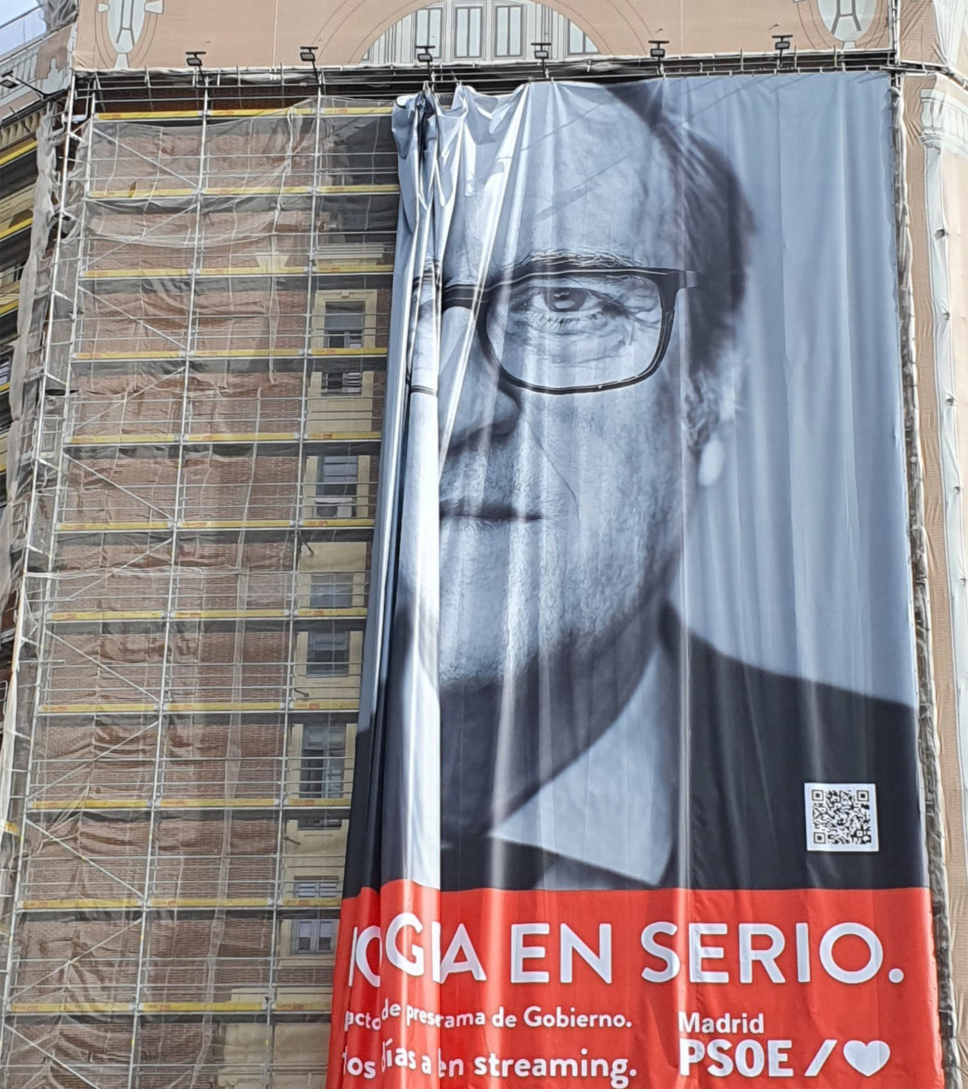 Momento de la retirada de la pancarta de Gabilondo este mircoles en Callao (Madrid).