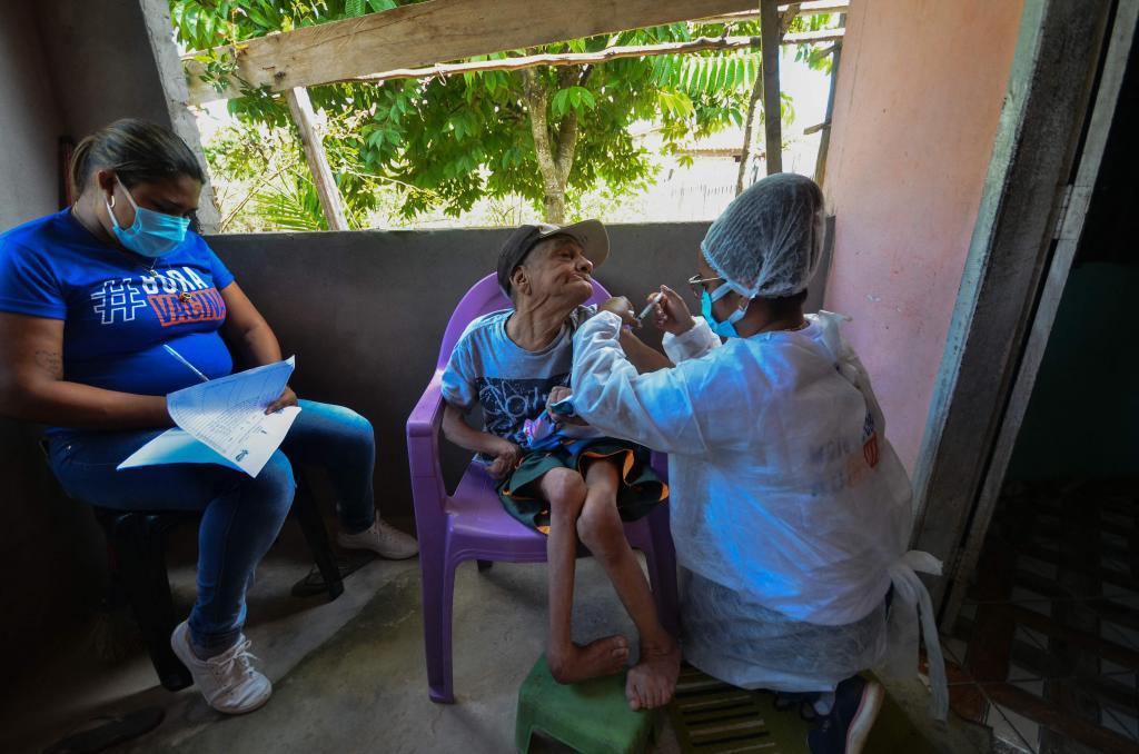 Una mujer recibe la vacuna de AstraZeneca.