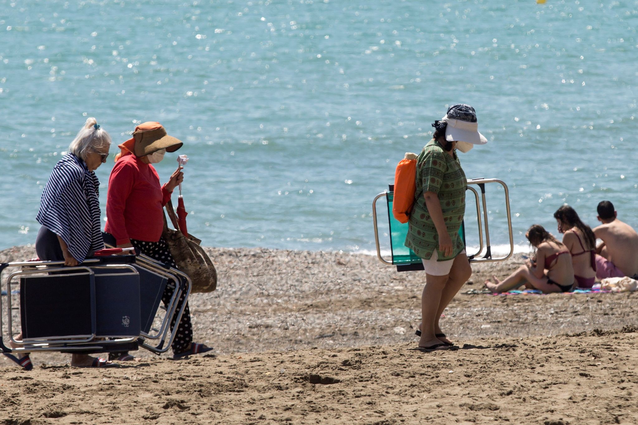 Varias personas disfrutan este domingo en la playa de La Misericordia de Mlaga.