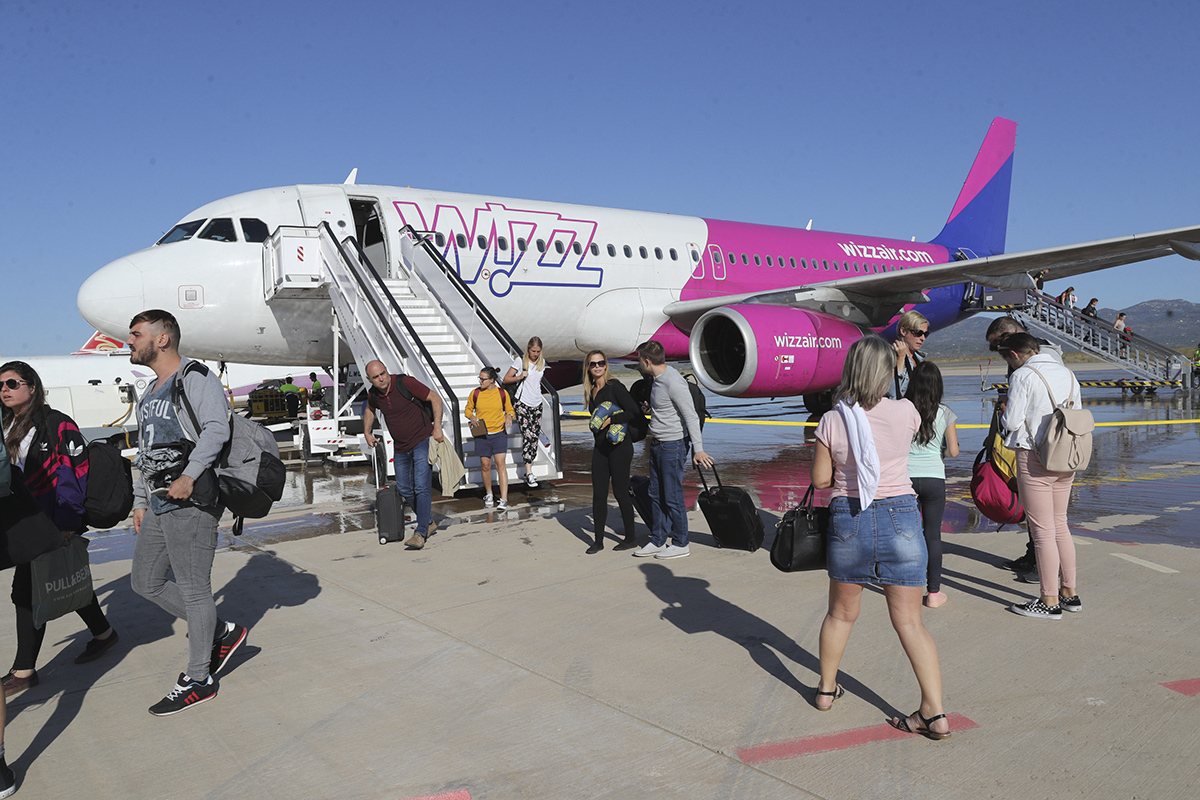 Pasajeros descienden de un avin de Wizz Air en el aeropuerto de Castelln antes de la pandemia.