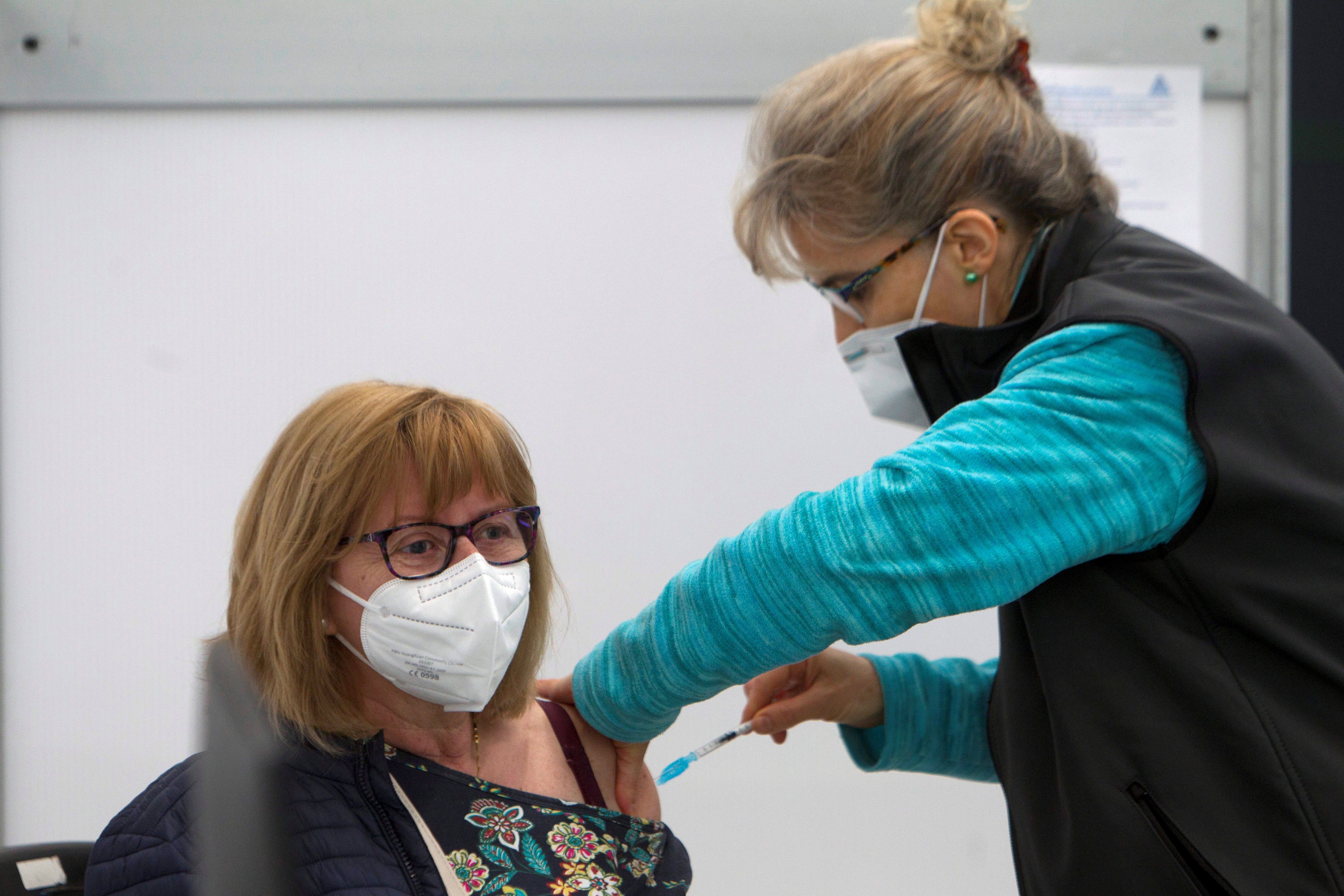 Una mujer recibe una dosis de la vacuna contra el Covid 19, este sbado en Vigo.