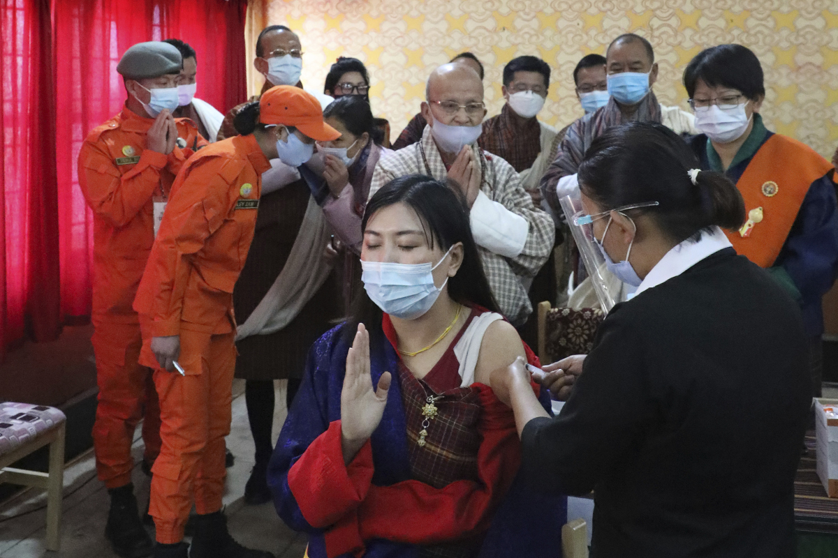 Una mujer recibe la vacuna en Bután.