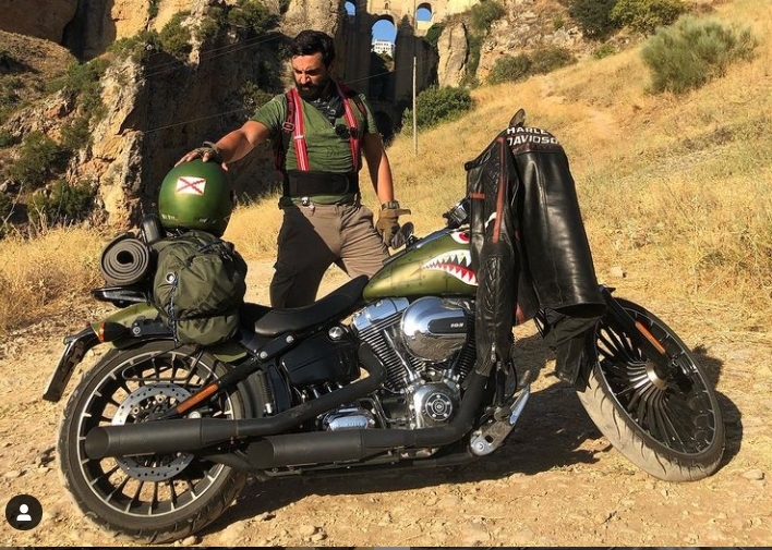 El senador de Voz, junto a su moto, en una foto compartida en su IG.