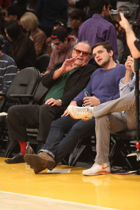 Jack Nicholson y su hijo Raymond, en un partido de baloncesto.