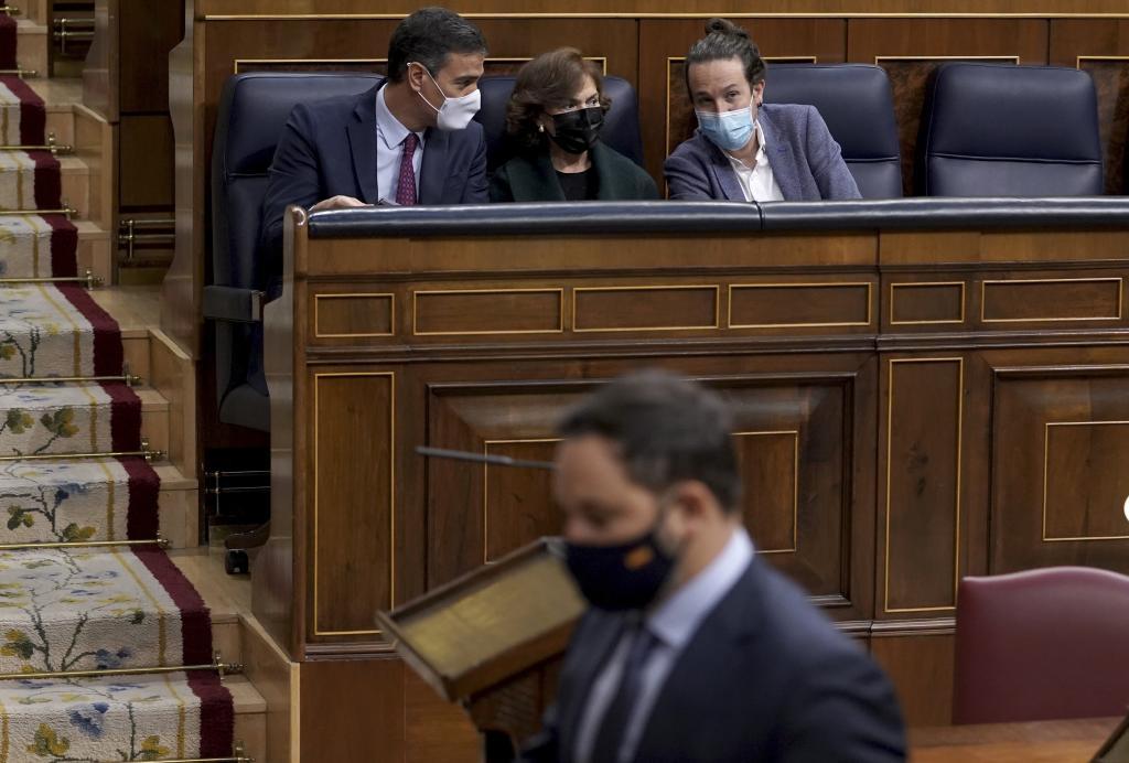Santiago Abascal sube a la tribuna ante la mirada de Pablo Iglesias, Pedro Snchez y Carmen Calvo