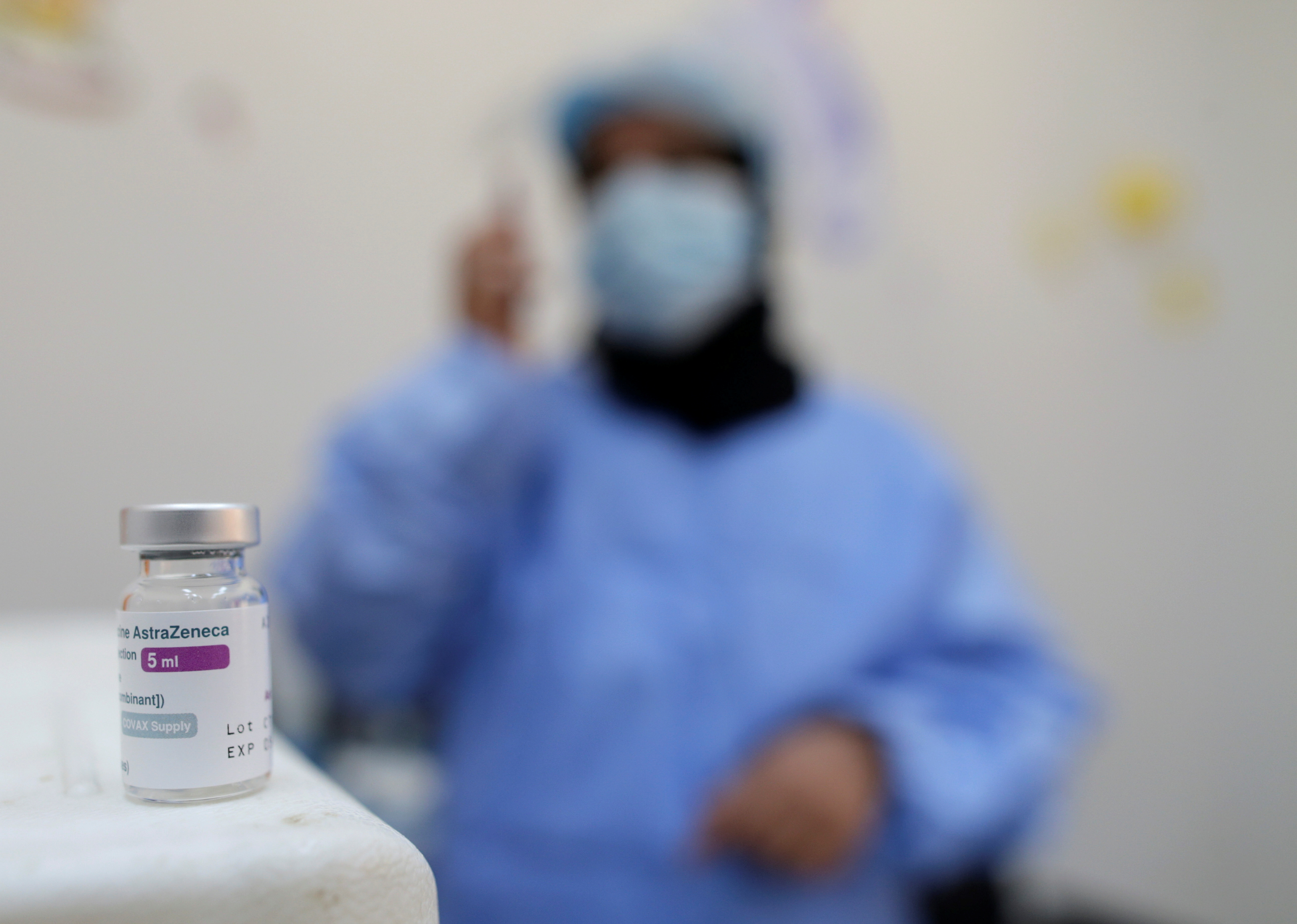 Una dosis de la vacuna de AstraZeneca administrada en Bengasi (Libia).