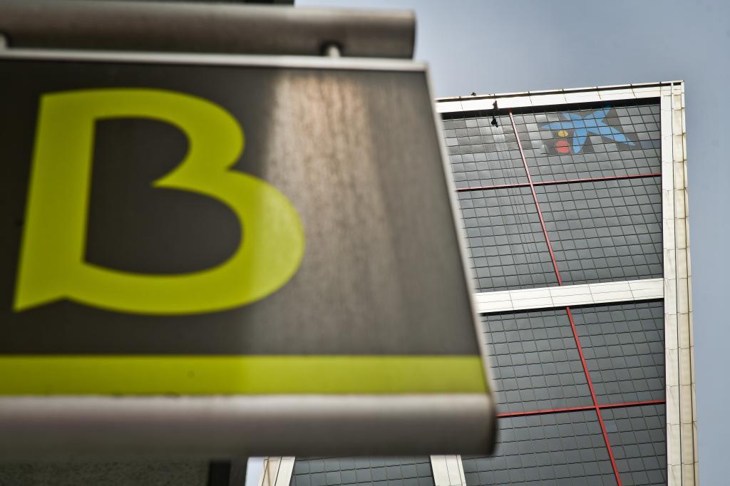 Antigua sucursal de Bankia frente a la nueva sede operativa de CaixaBank en Madrid.
