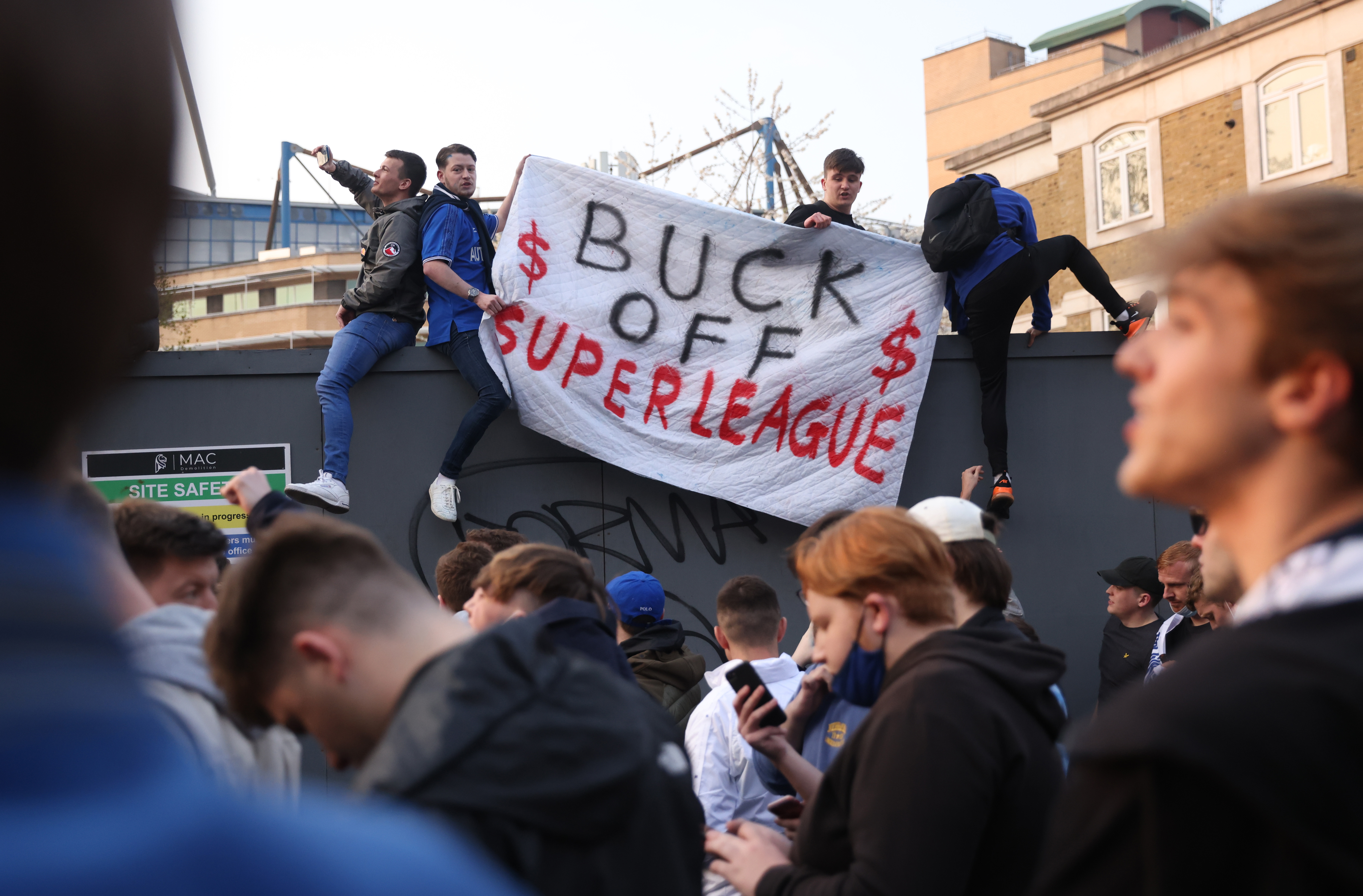 Aficionados del Chelsea protestan en Stamford Bridge.