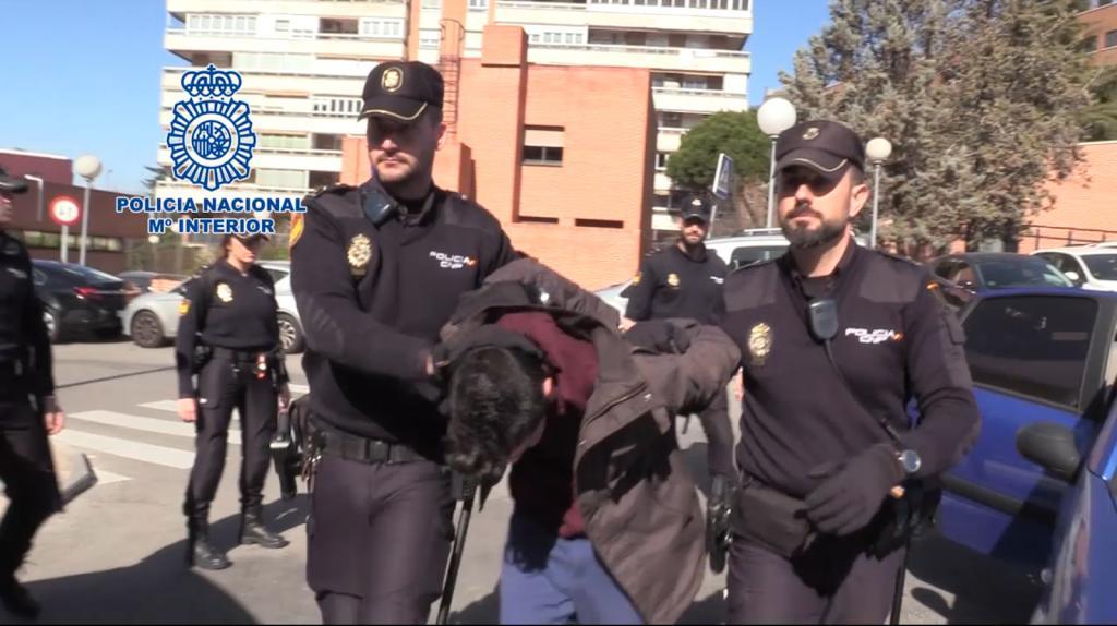 Dos policas durante la detencin del 'canbal de Ventas'.