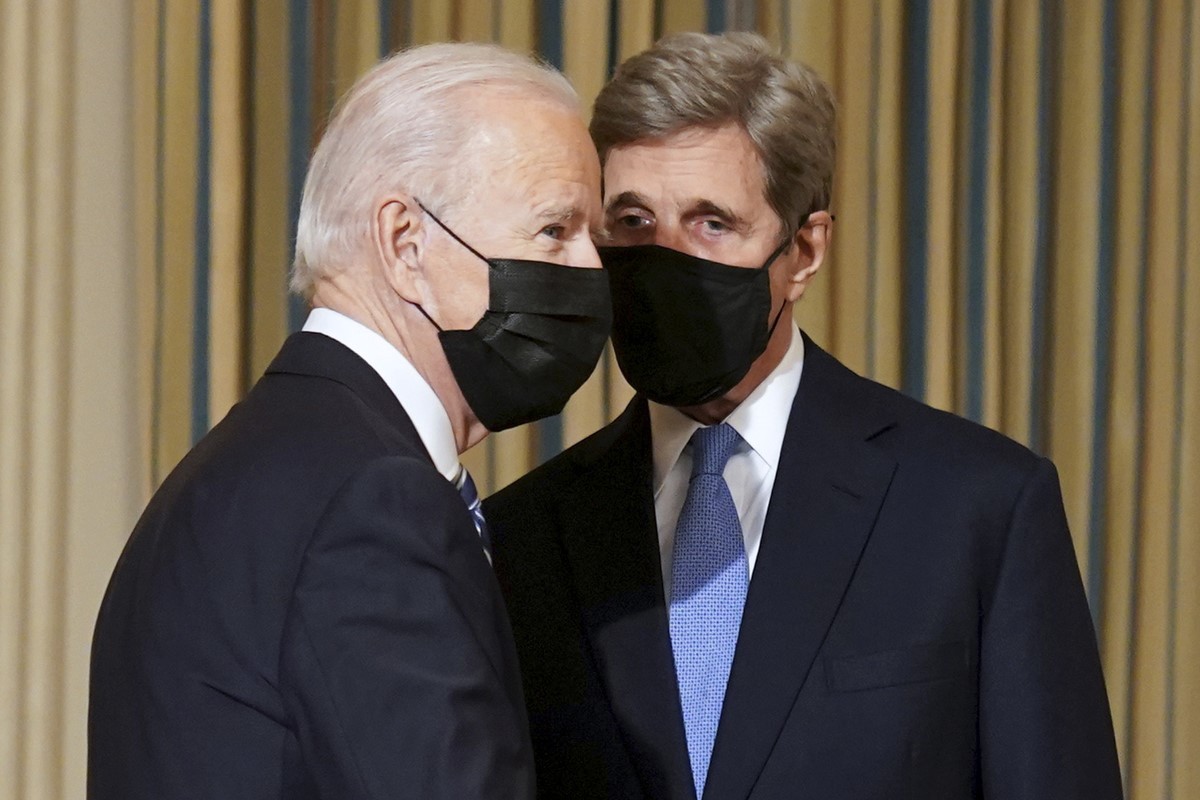 El presidente Joe Biden (i) y John Kerry,  enviado especial de EEUU para el clima