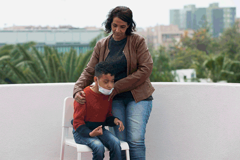 Mil euros por llegar a Espaa en patera con su hijo con parlisis cerebral: "A l, el traficante no le cobr"