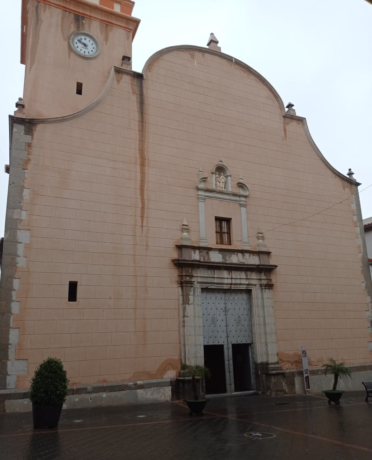 Fachada de la parroquia Sagrada Familia de la Vilavella.