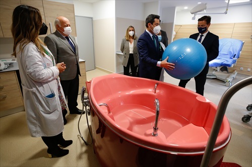 El presidente de la Junta, Juanma  Moreno, este jueves en una visita al Hospital Maternal de Granada.